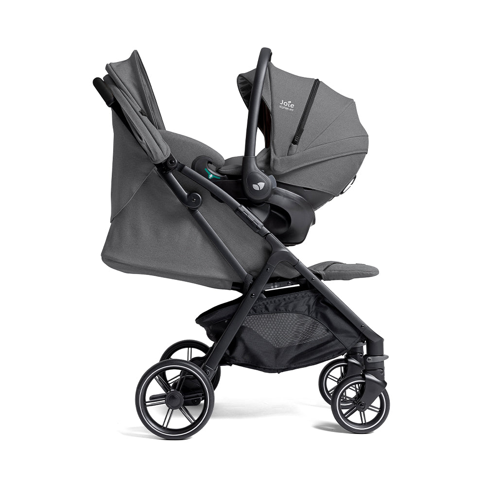 Sistema DUO Joie Parcel LX Signature cinzento com um ovo (cadeira auto) Joie acoplado, mostrando a configuração de viagem completa, sobre fundo branco.