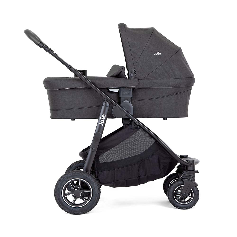 Configuração DUO: Carrinho Joie Versatrax com alcofa Ramble XL acoplada, mostrando o bebé deitado confortavelmente. Cor cinzento escuro.