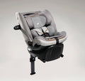 Cadeira auto Joie i-Spin XL Signature em posição contra marcha (rear-facing) com base ISOFIX e perna de apoio, vista lateral.