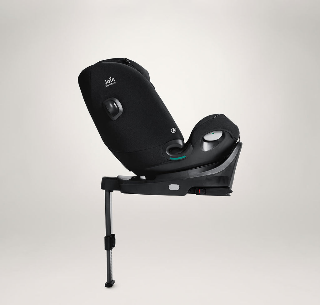 Mae a colocar bebe na cadeira auto Joie i-Spin XL Signature num automovel