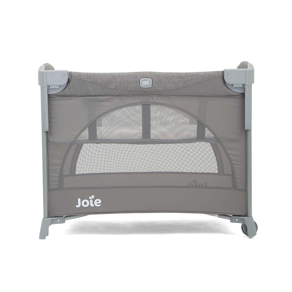 O berço Joie Kubbie Sleep com o seu saco de transporte, destacando a sua portabilidade para viagens.