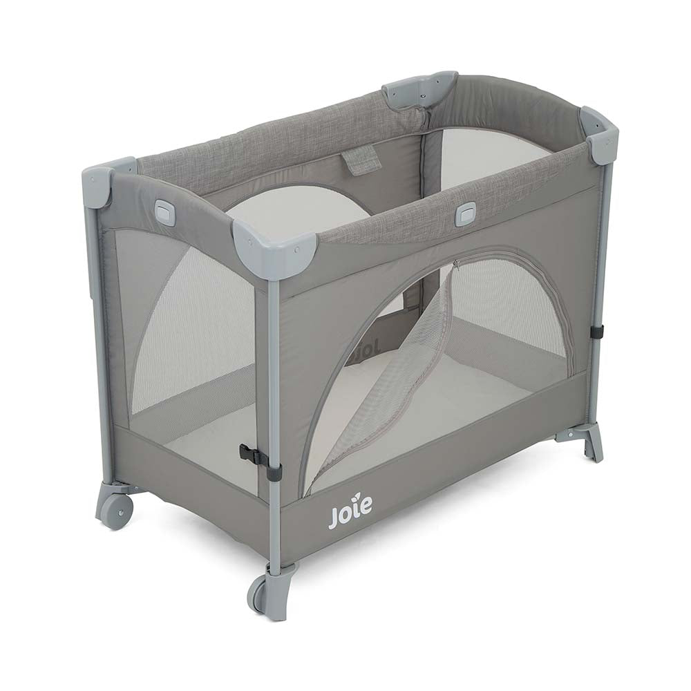 Vista lateral do berço Joie Kubbie Sleep fechado, compacto, pronto para ser transportado com o seu saco de arrumação.