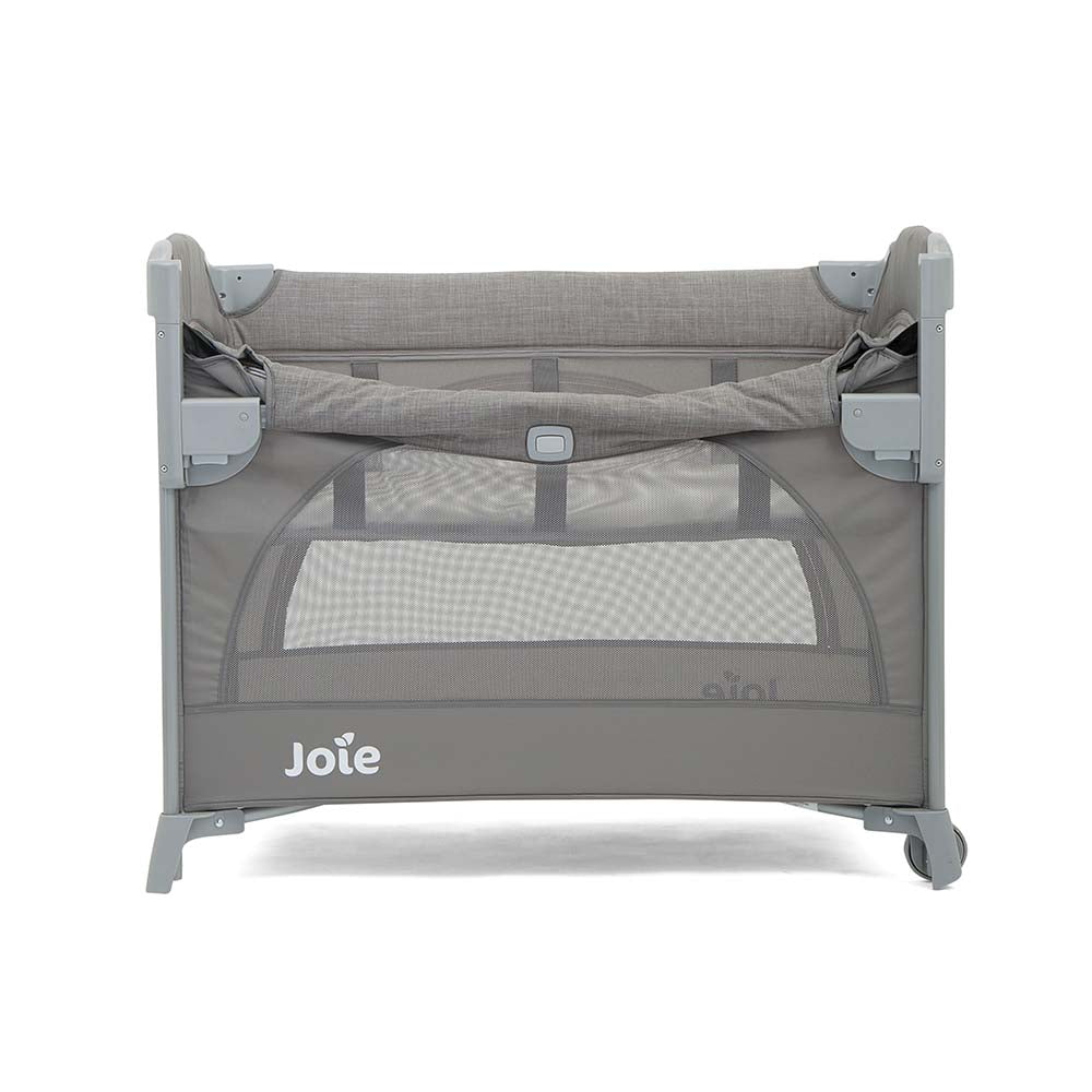Berço de viagem Joie Kubbie Sleep aberto, cor cinza escuro, com rede lateral e colchão, ideal para co-sleeping.