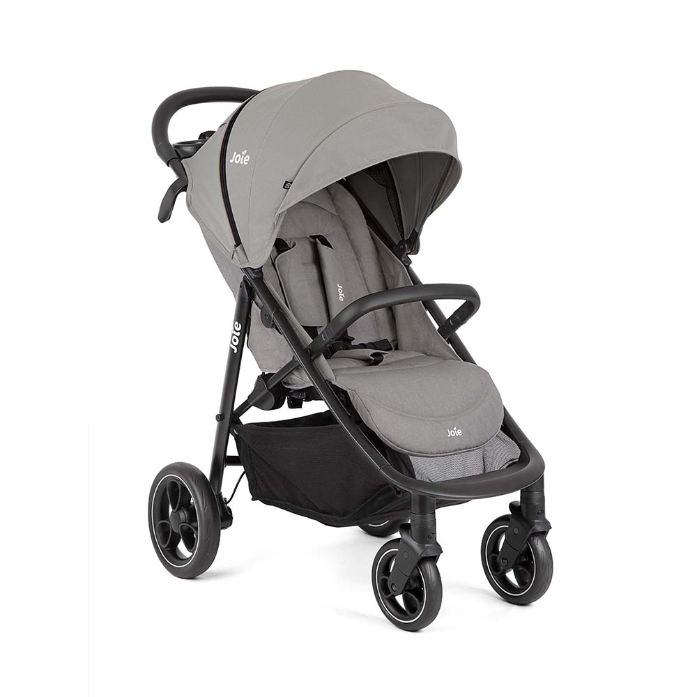 Carrinho de passeio Joie Litetrax Pro em cinzento, com assento reclinado, mostrando o arnês de 5 pontos e o cesto de arrumação inferior.