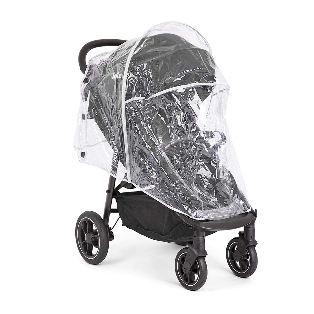 Carrinho de passeio Joie Litetrax Pro preto com capa de chuva transparente instalada, mostrando proteção contra intempéries.
