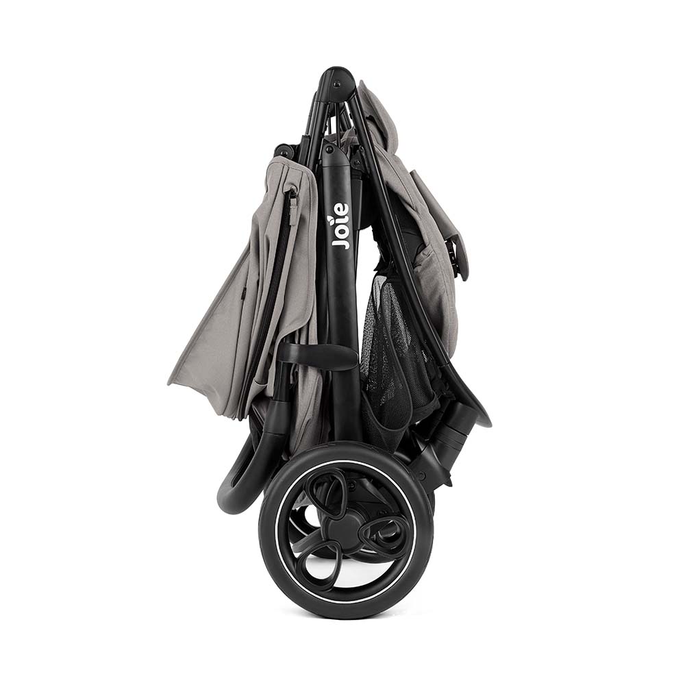 Carrinho Joie Litetrax PRO dobrado, compacto, visto de perfil, destacando o fecho FlashFold™ e a roda traseira.