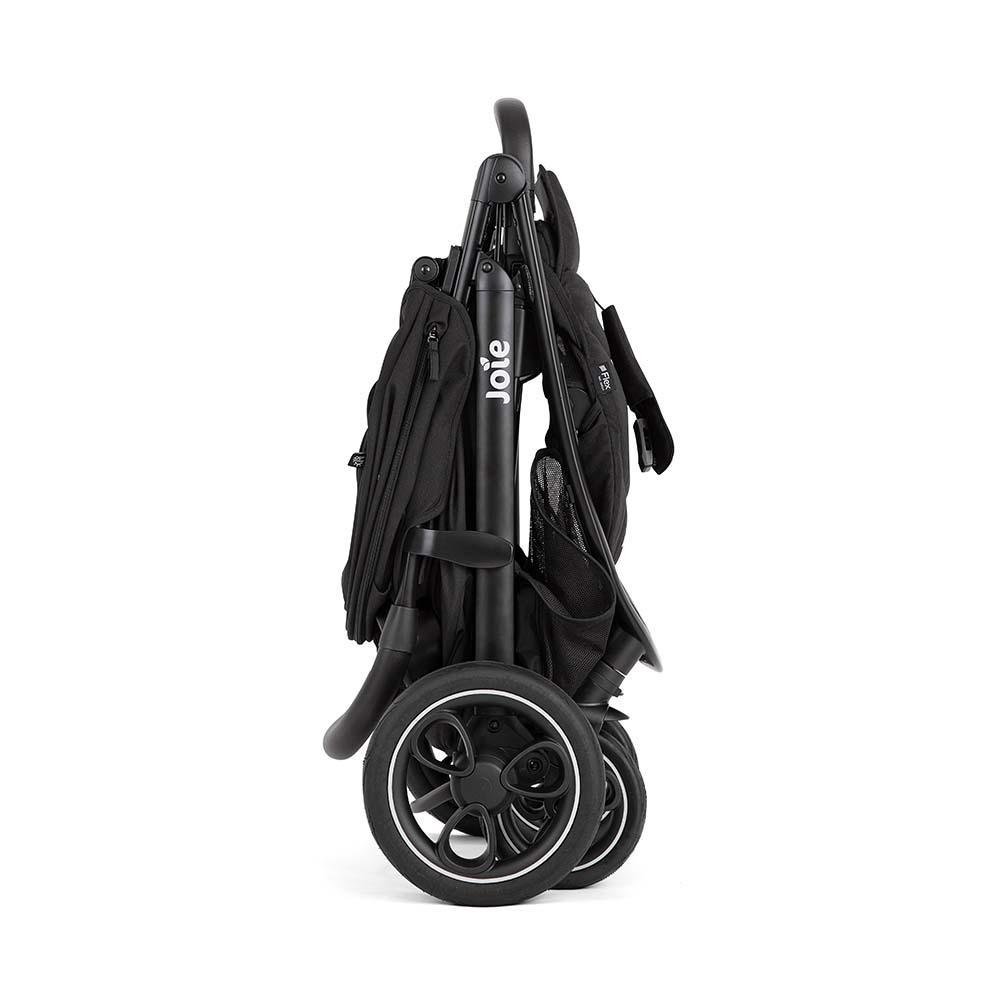 Carrinho Joie Litetrax PRO dobrado em preto, visto de perfil, mostrando a estrutura vertical e as rodas.