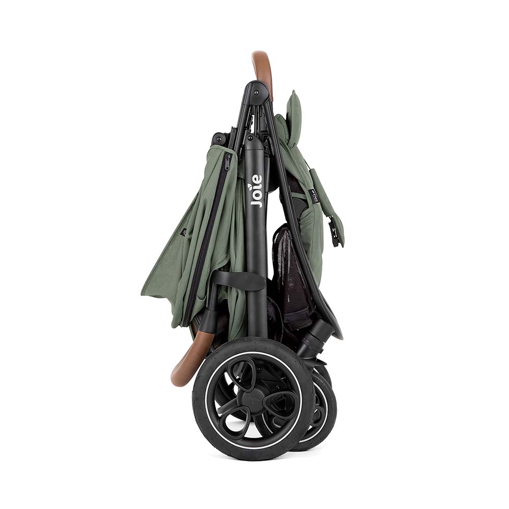 Carrinho de passeio Joie Litetrax Pro dobrado, visto de lado, em cor verde-azeitona, mostrando o fecho compacto FlashFold™ e guiador com detalhe em pele sintética.