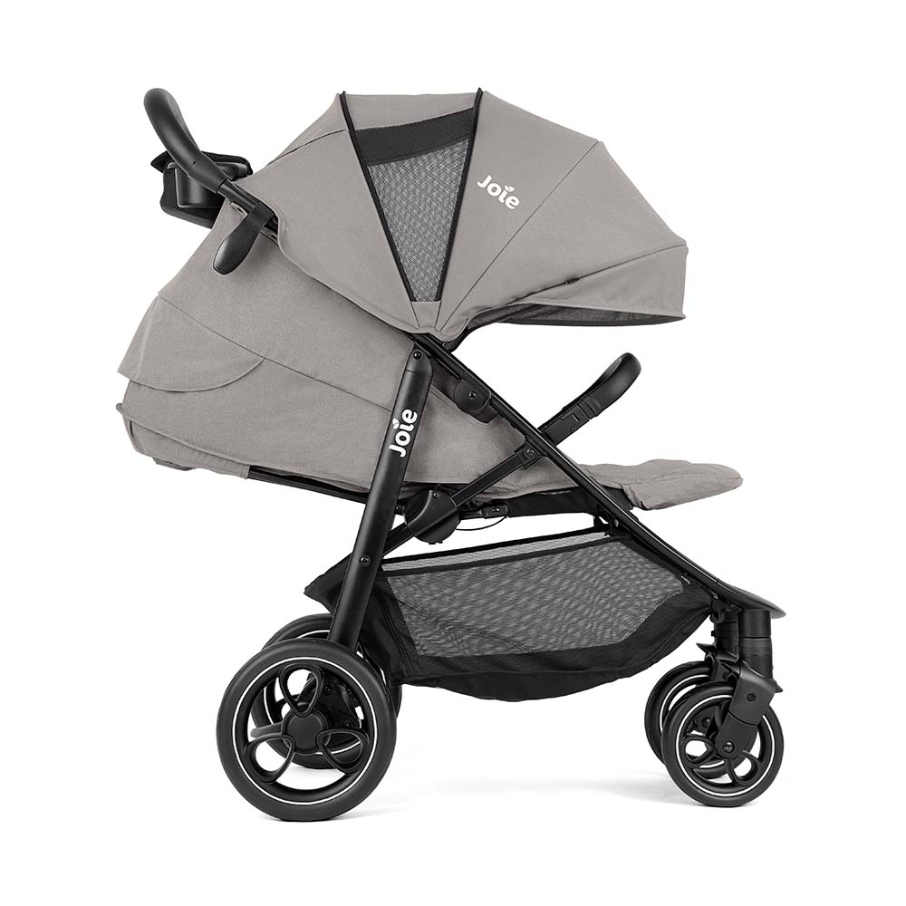 Carrinho Joie Litetrax PRO cinzento de lado, com capota estendida e tabuleiro para pais com porta-copos visível.