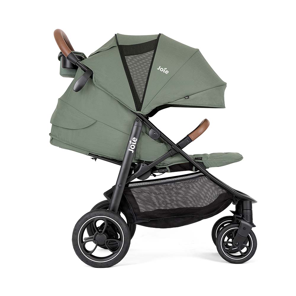 Carrinho Joie Litetrax Pro de perfil, com capota grande estendida, mostrando o painel de ventilação em rede e o tabuleiro porta-copos no guiador.