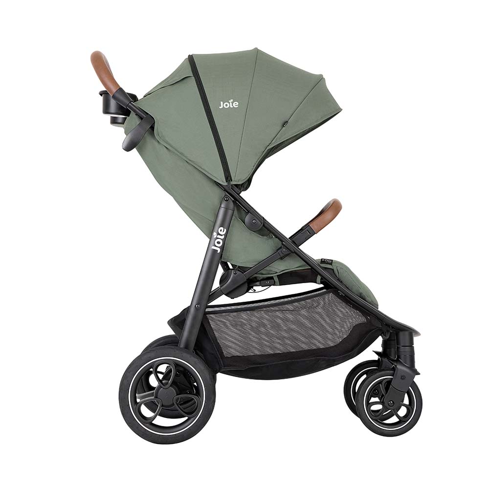 Carrinho de passeio Joie Litetrax Pro de perfil, com capota parcialmente aberta, destacando o cesto de arrumação grande por baixo do assento.