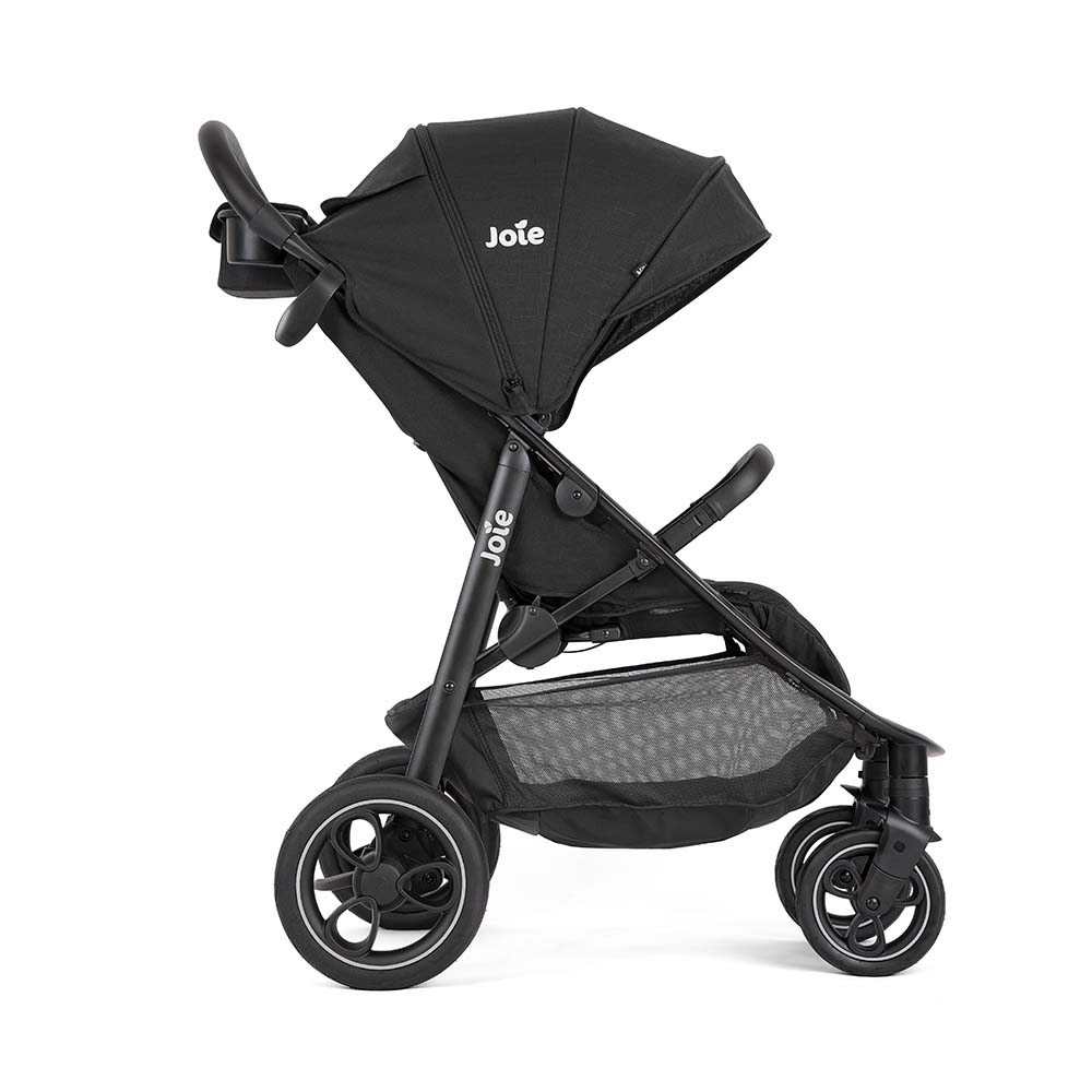 Carrinho de passeio Joie Litetrax Pro preto, visto de perfil, mostrando o design compacto do chassis e o cesto de arrumação de grande capacidade.