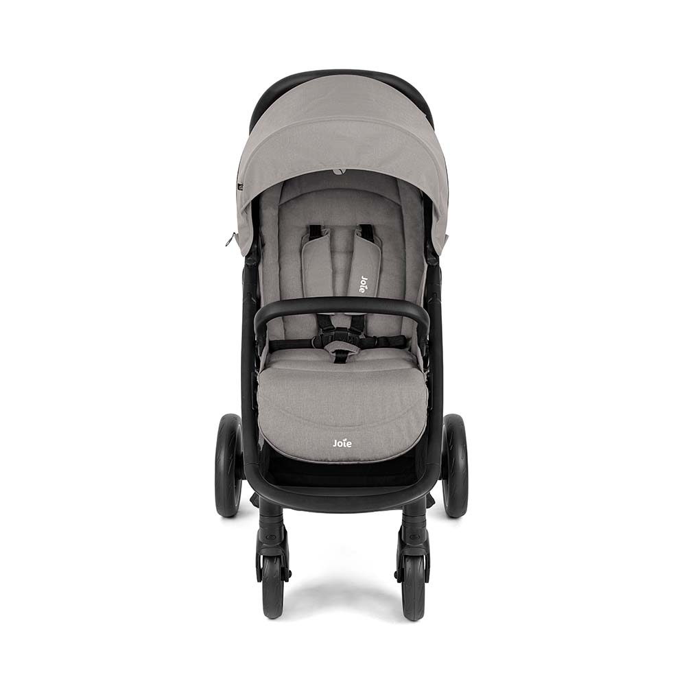 Vista frontal do carrinho Joie Litetrax PRO cinzento, mostrando o assento acolchoado, arnês de 5 pontos e barra de proteção.