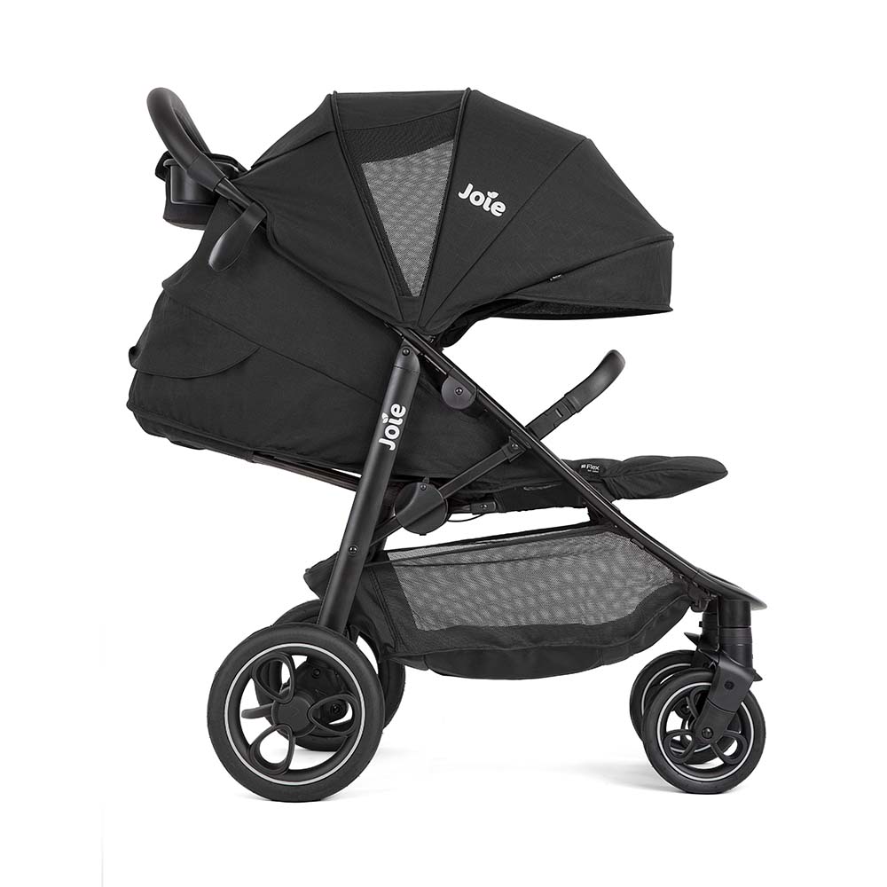 Vista lateral do carrinho Joie Litetrax Pro preto, com reclinação parcial, capota extensível com rede de ventilação e tabuleiro para pais com porta-copos.