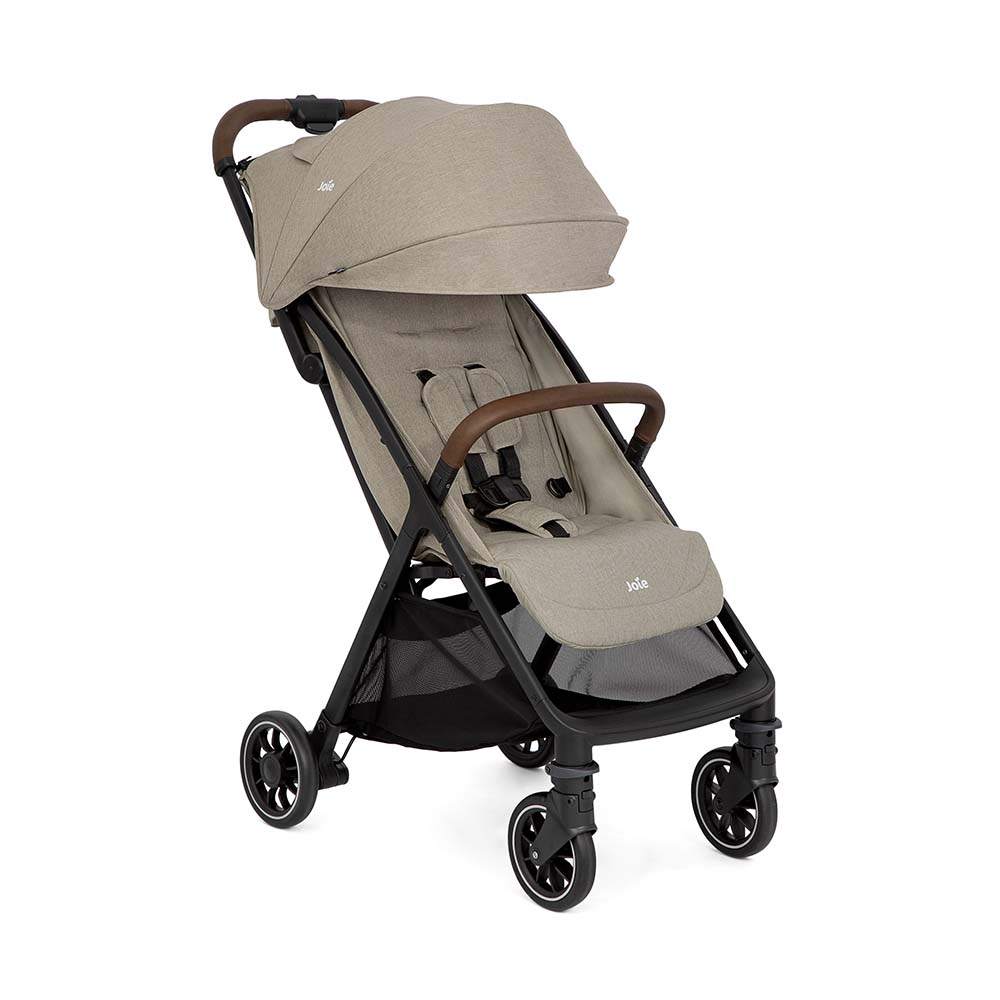 Carrinho de passeio Joie Pact PRO em cor bege/areia, mostrando o design leve e o arnês de segurança de 5 pontos.
