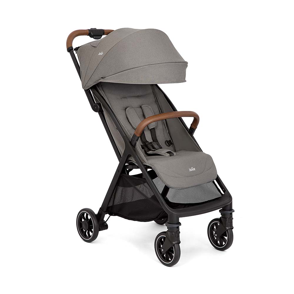 Carrinho de passeio Joie Pact PRO cinzento médio, leve e compacto, com capota extensível e detalhes em castanho.