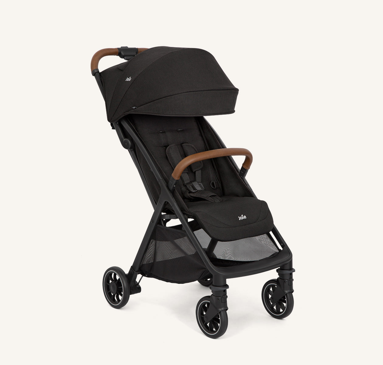 Carrinho de passeio Joie Pact PRO preto com assento de passeio, visto de frente em ângulo.