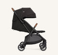 Carrinho de passeio Joie Pact PRO preto com assento de passeio reclinado, visto de lado.