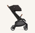 Carrinho de passeio Joie Pact PRO preto com assento de passeio na posição vertical, visto de lado.