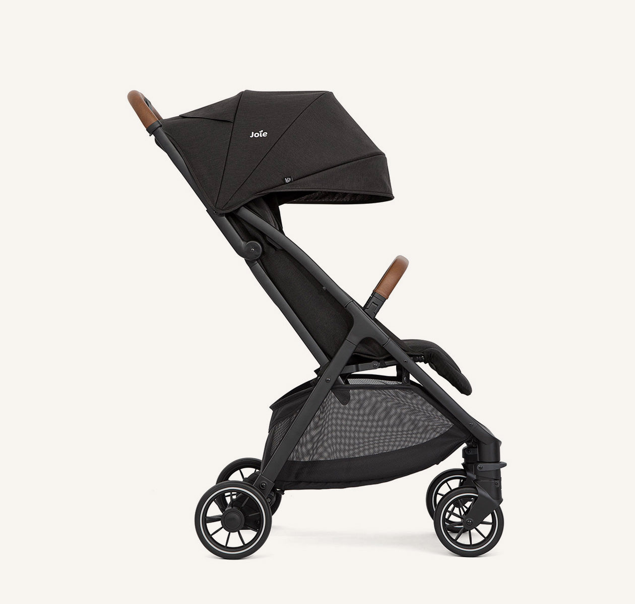Carrinho de passeio Joie Pact PRO preto com assento de passeio na posição vertical, visto de lado.