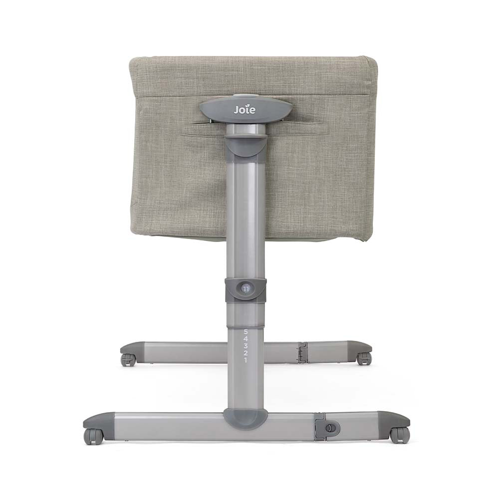 Vista lateral do berço Joie Roomie Glide, destacando os pés retráteis ajustáveis em altura para alinhamento perfeito com a cama dos pais.