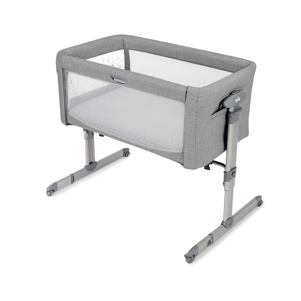 O berço Joie Roomie Glide dobrado e compacto, pronto para ser guardado ou transportado, evidenciando as rodas de mobilidade.