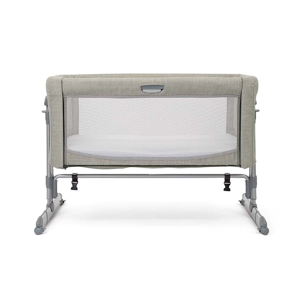 Berço Joie Roomie Glide com a lateral levantada, exibindo o colchão firme e o interior espaçoso para o recém-nascido.