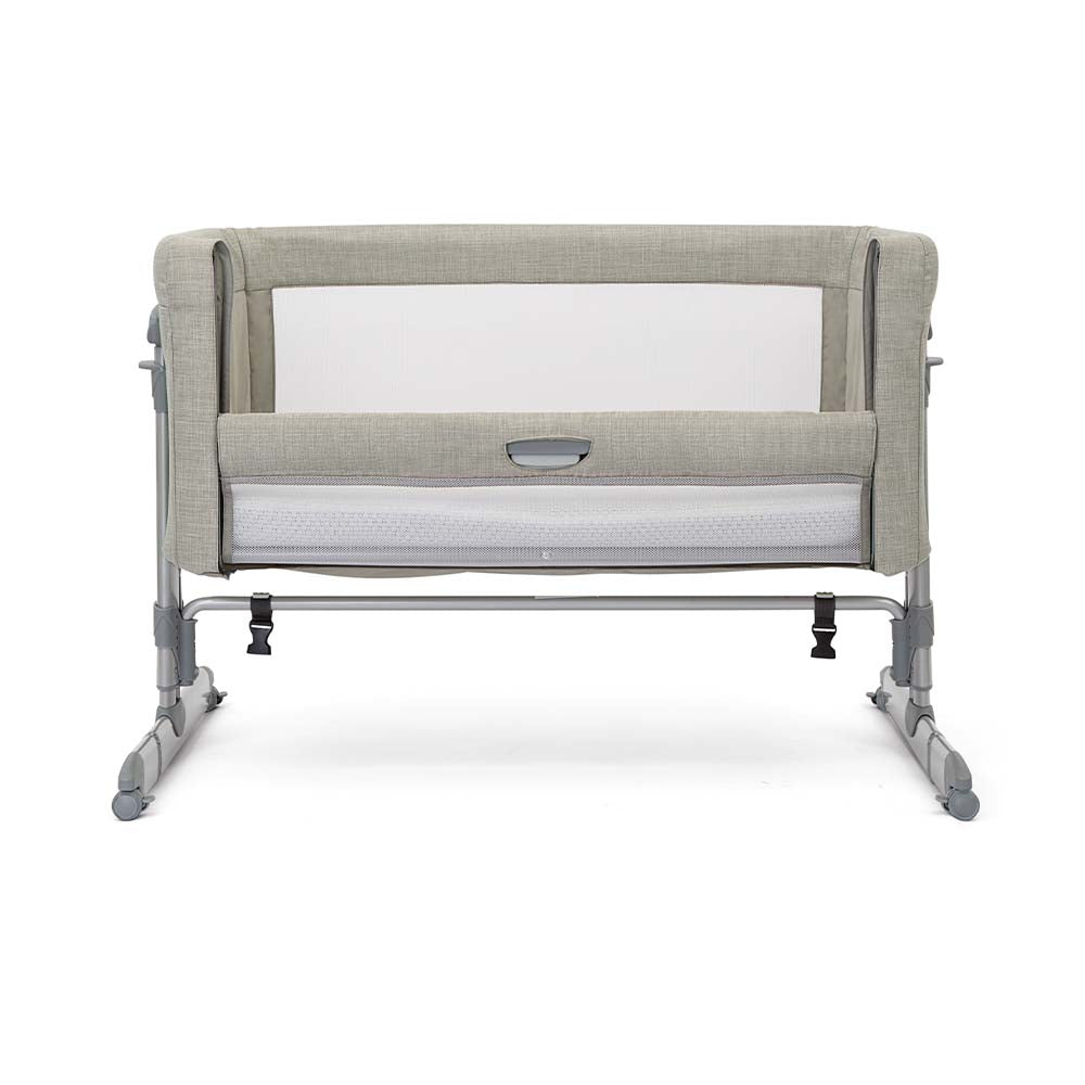 Detalhe da lateral em rede do berço Joie Roomie Glide, mostrando a ventilação e a proximidade segura com o colchão.