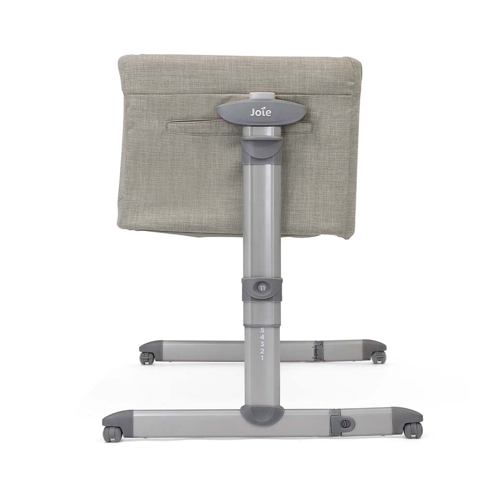 Berço Joie Roomie Glide em modo de baloiço suave, demonstrando a função de balanço com um toque.