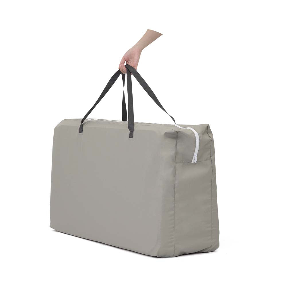 Berço Joie Roomie glide com ligeira inclinação (efeito anti-refluxo), com o colchão posicionado ligeiramente mais alto de um lado.