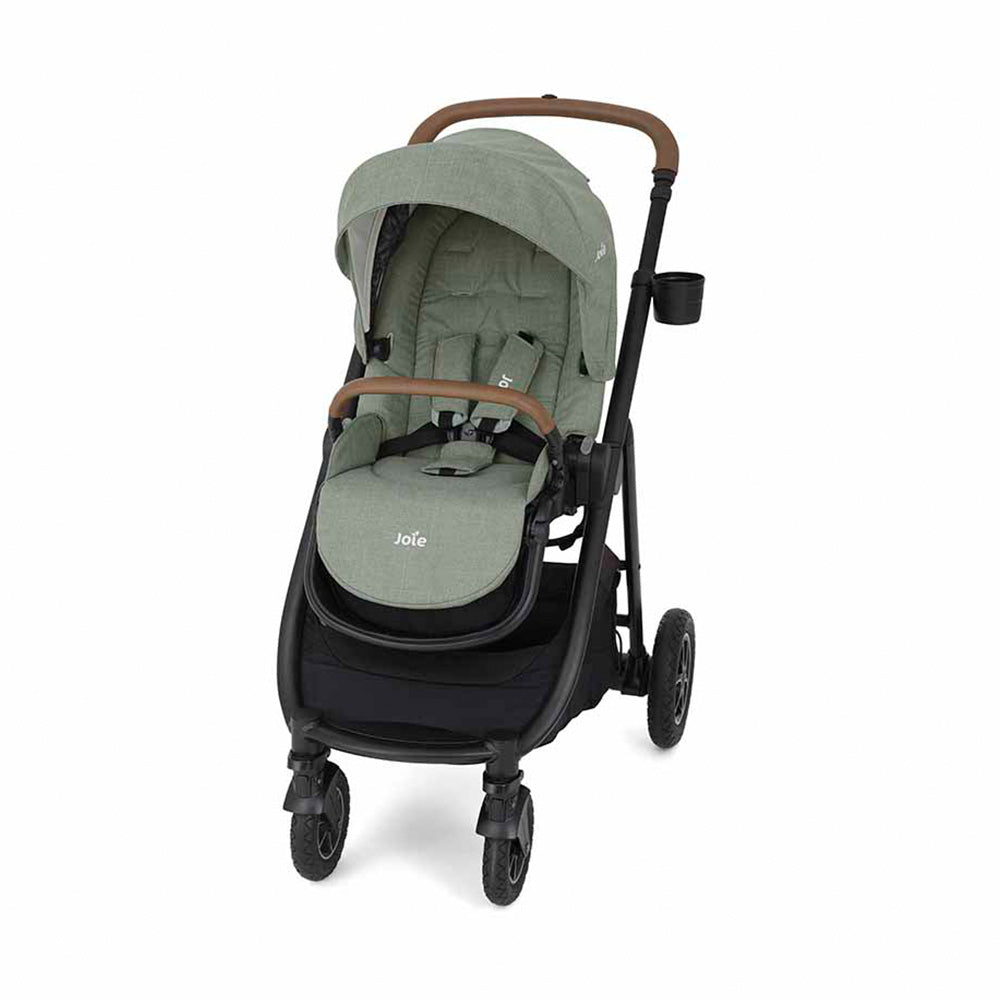 Close-up do assento reversível do carrinho Joie Versatrax™ em modo virado para o utilizador, destacando o arnês de 5 pontos Soft Touch.