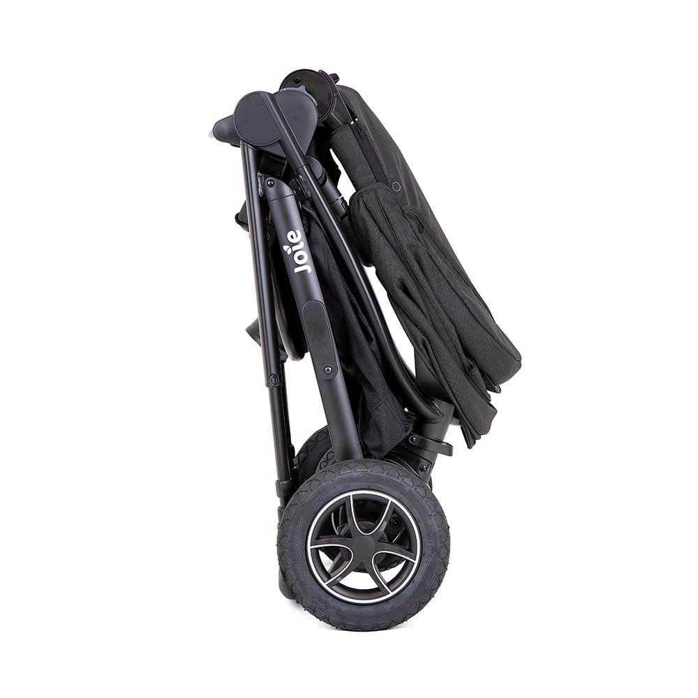 Imagem do carrinho Joie Versatrax™ fechado, em pé, com a alça de transporte visível, demonstrando facilidade de arrumação.