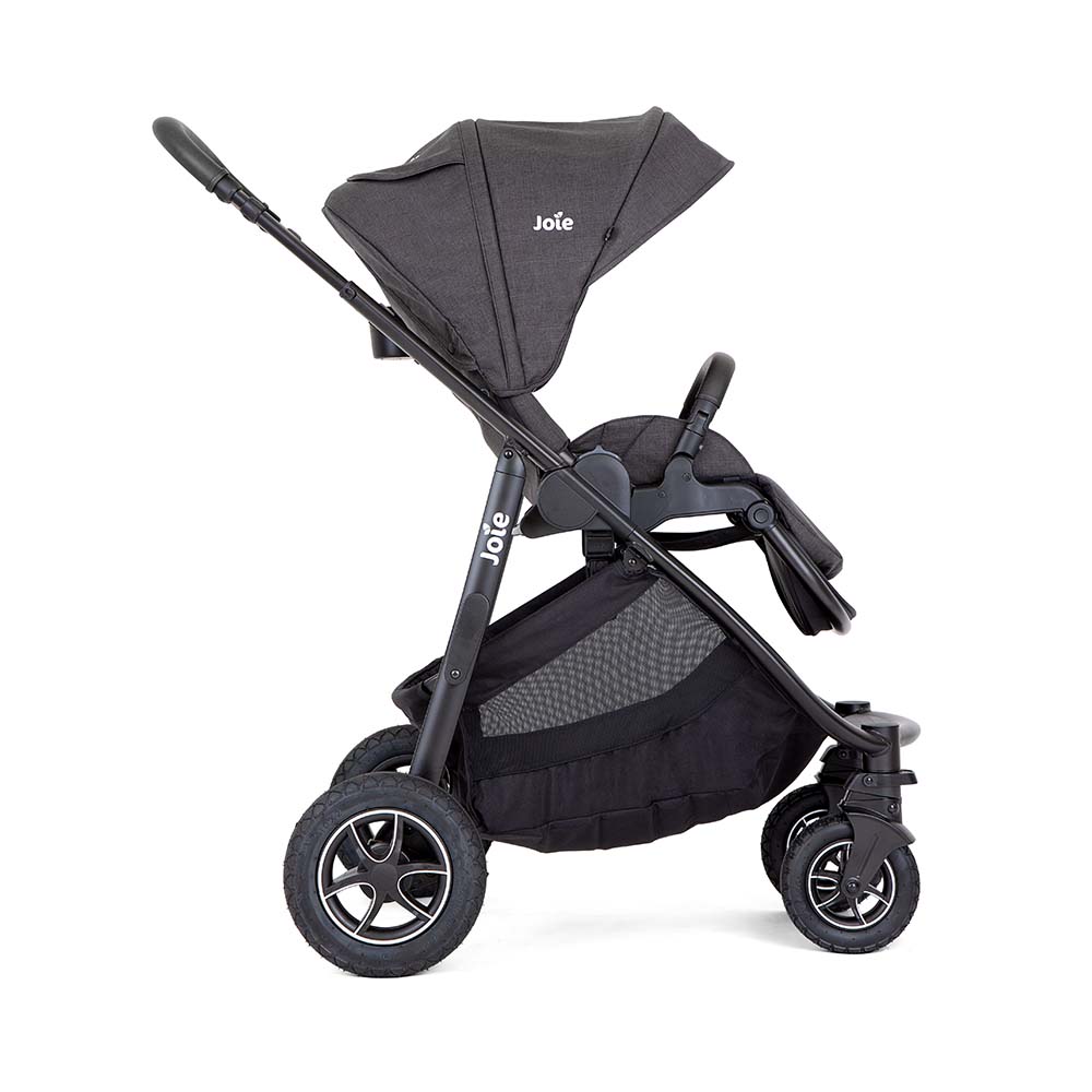 Carrinho Joie Versatrax™ em posição reclinada total, adequado para recém-nascidos, com repousa-pés ajustável em duas posições.