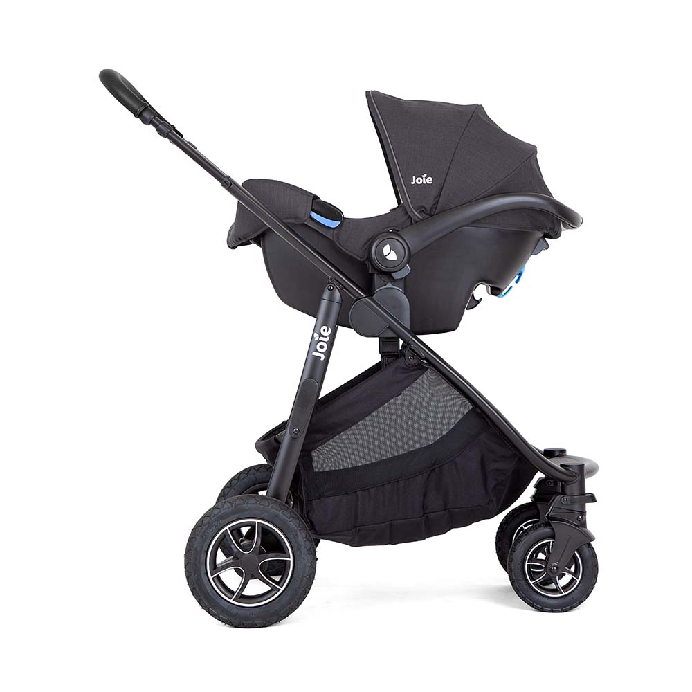 Imagem de demonstração do sistema TRIO: Carrinho Versatrax com cadeira auto "ovo" Joie (não incluída no DUO) acoplada através de adaptadores.