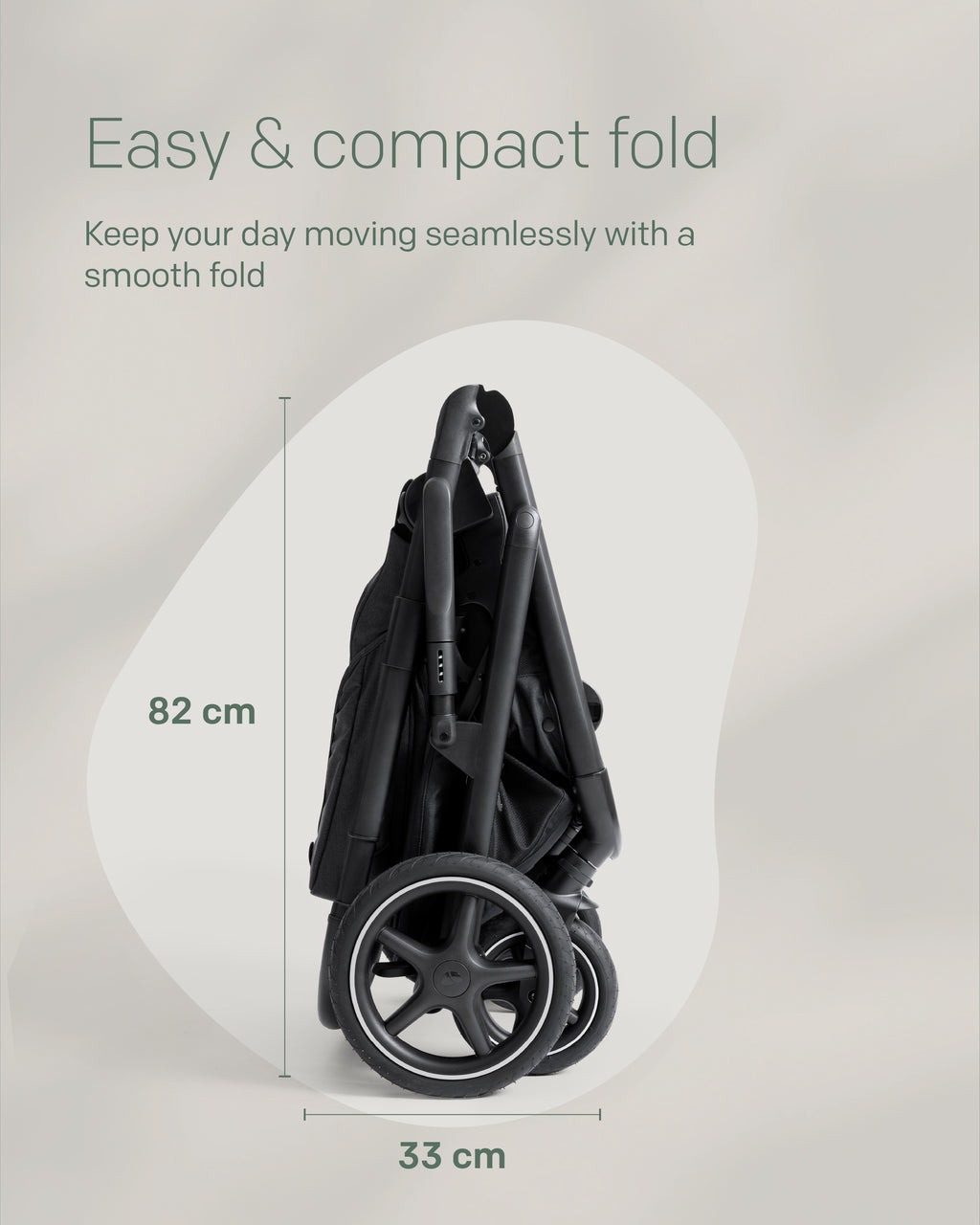 Dimensões do carrinho Joie Versiti dobrado: 82 cm de altura e 33 cm de largura, ilustrando o fecho compacto.