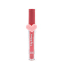 Lip Gloss Sweet de cor vermelha, embalagem fechada com um anel cor-de-rosa em forma de coração decorativo, sobre fundo branco.