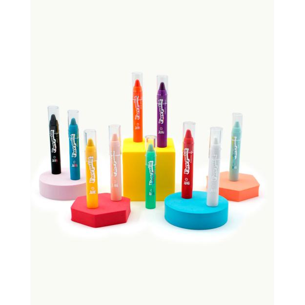 Amostra de lápis de pintura facial JOVO em várias cores, dispostos sobre blocos geométricos coloridos para demonstração criativa.