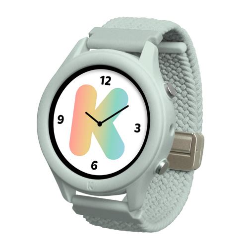 Relógio inteligente KidyWolf K-watch de cor verde menta, com bracelete trançada, em primeiro plano. O mostrador exibe um "K" colorido e os ponteiros das horas.