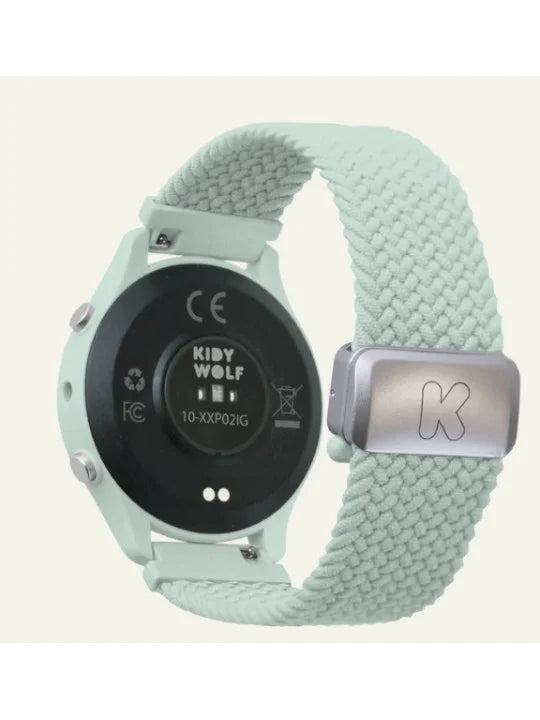 Vista traseira do relógio KidyWolf K-watch, mostrando a parte inferior preta com marcações CE e FC, e a bracelete trançada com fecho metálico gravado com um "K".