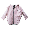 O poncho casaco impermeável Hublot Aquaval na cor rosa pétala, com capuz, fecho de correr preto e molas de pressão laterais, ideal para a meia estação.