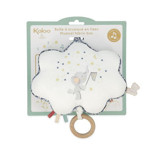 Caixa de música de tecido Kaloo em forma de nuvem, branca com padrão de estrelas e um elefante, com anel de madeira para puxar, apresentada na embalagem.