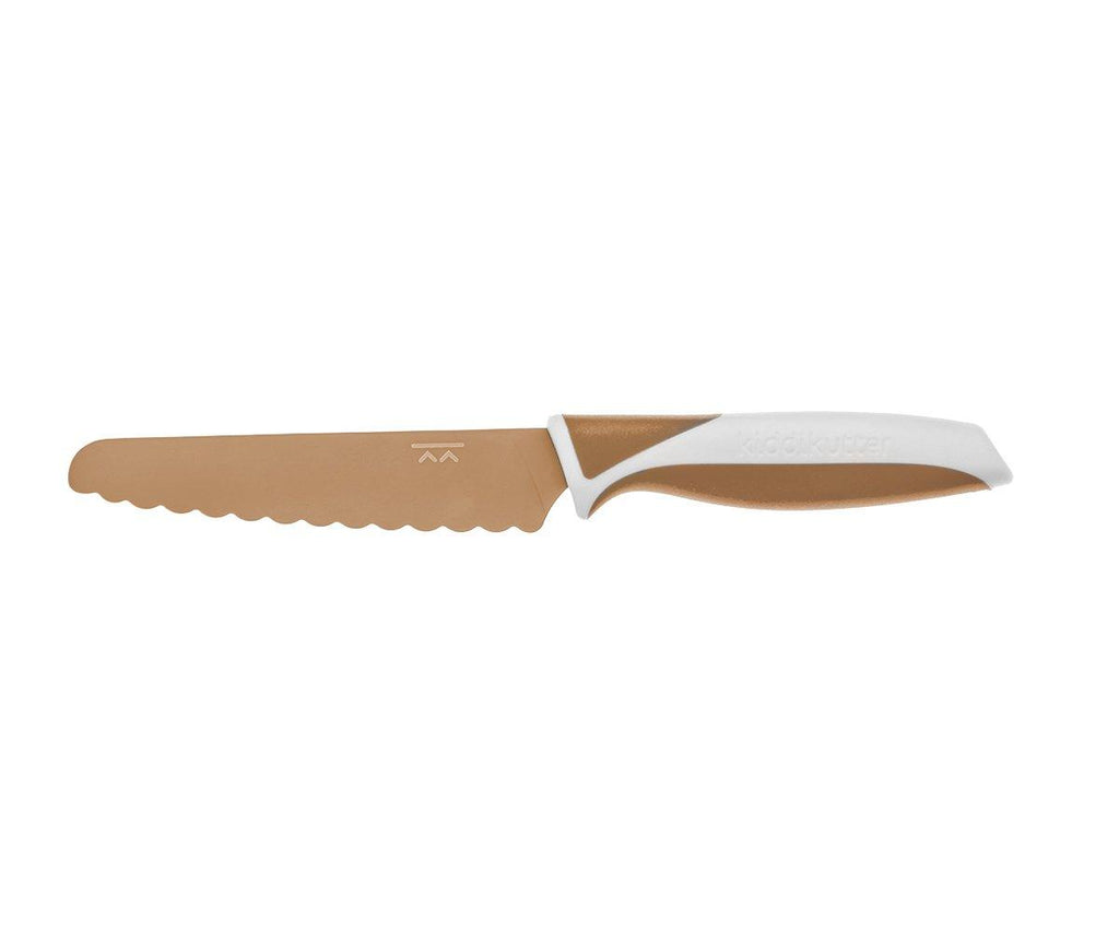 Faca KiddiKutter em cor bronze/castanho claro, com lâmina serrilhada e pega ergonómica branca e castanha, para cortar alimentos com segurança.