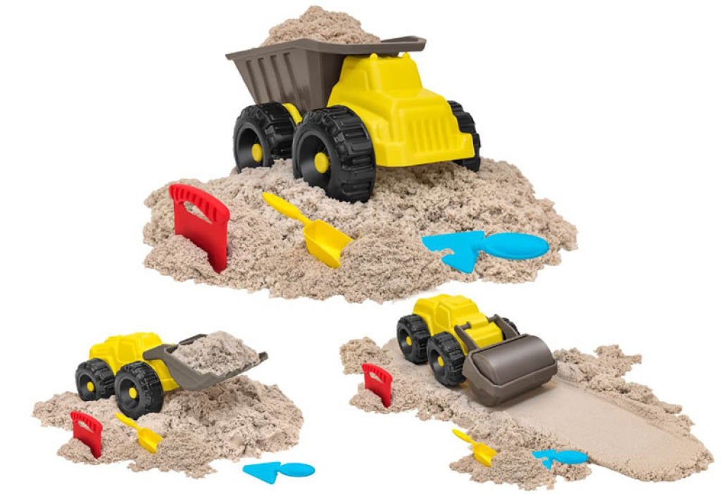 Areia cinética KIDEA de 400gr com veículo de construção amarelo, pá e acessórios em fundo branco.