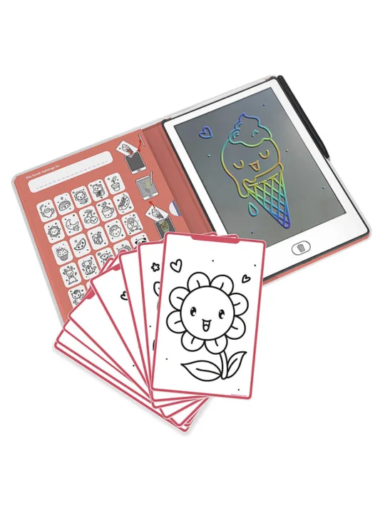 Tablet de desenho KidyWolf Kawai aberto, com um gelado desenhado no ecrã e vários cartões de ilustração, como uma flor, ao lado.