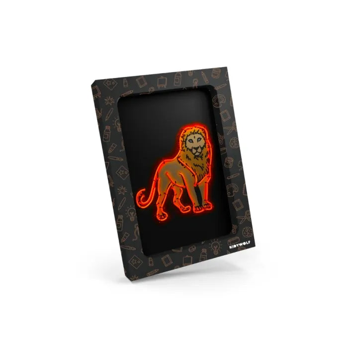 Quadro finalizado do Kidyneon com o leão iluminado dentro de uma moldura decorativa.