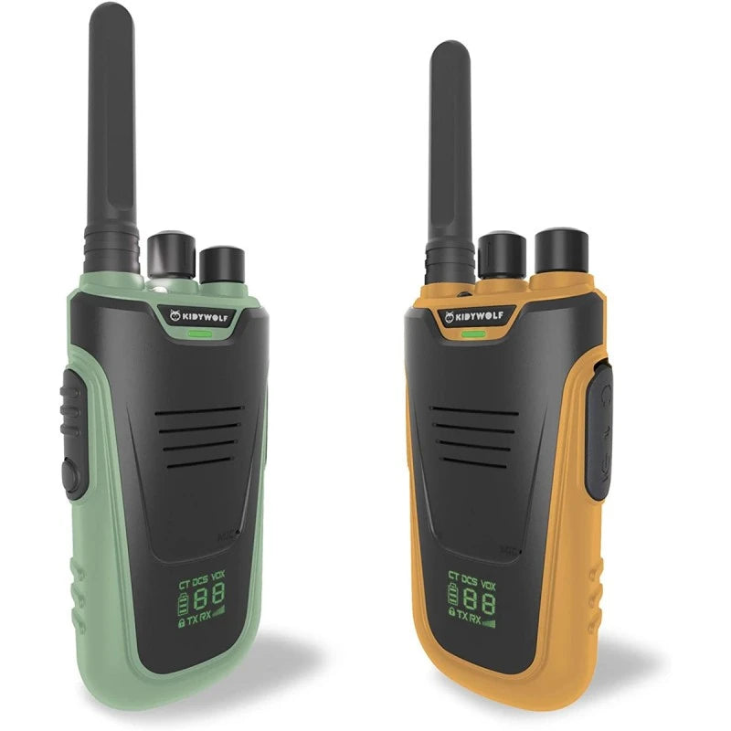Dois walkie talkies KidyWolf em verde e laranja, lado a lado, mostrando os seus ecrãs digitais e design robusto.
