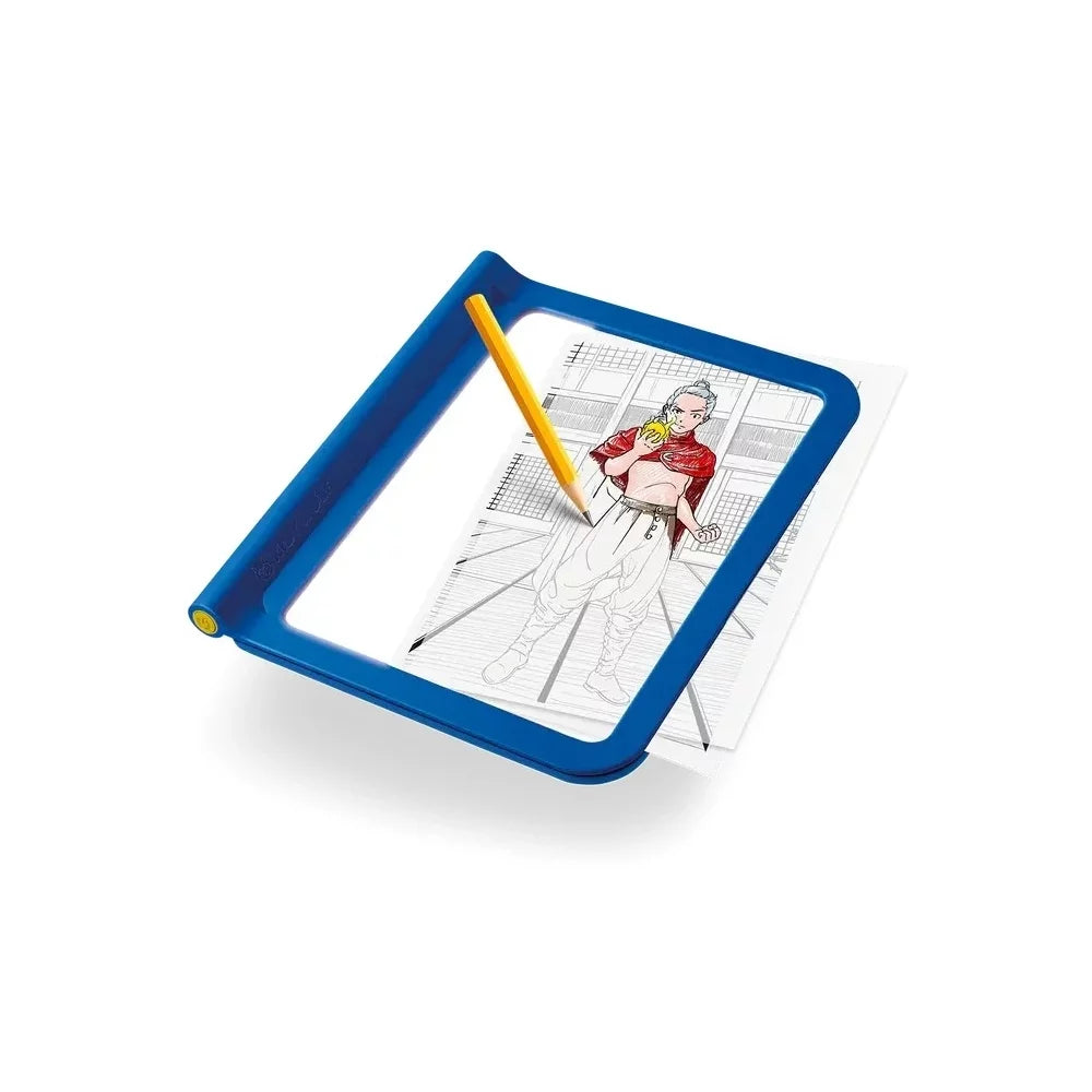 KidyWolf Prancha de Desenho Ilustrada azul a ser usada para traçar um personagem de estilo manga com um lápis amarelo.