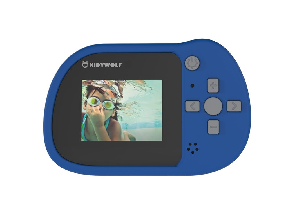 Verso da máquina fotográfica digital Kidywolf azul, mostrando o ecrã HD de 2" com uma foto de uma criança de óculos a nadar debaixo de água e os botões de controlo.