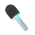Microfone de Karaoke KidyWolf KIDYMIC sem fios, cor verde-água, com proteção de espuma preta e luzes LED multicoloridas acesas na base.