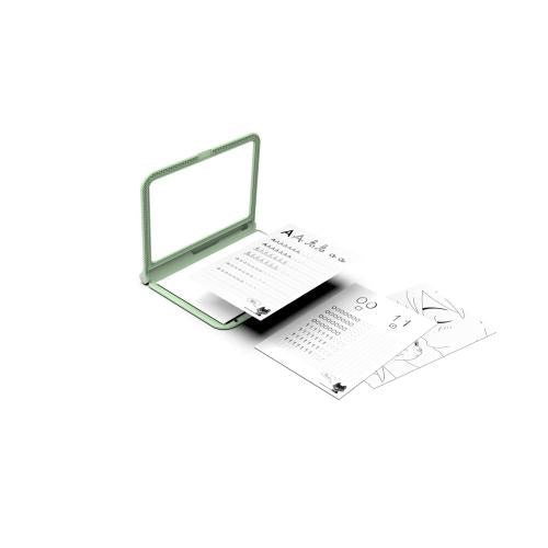 Prancha KidyWolf aberta, focando-se no lado com modelos para aprender a escrever letras e números, com modelos de desenhos.